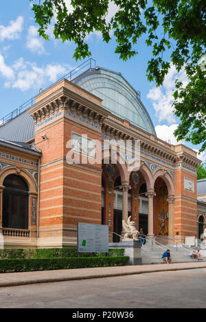 Palacio de Velazquez Madrid, vista sul Palacio de Velazquez, galleria d'arte nel Parque del Retiro a Madrid, Spagna. Foto Stock