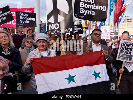 Protesta attraverso il centro di Londra per chiedere un arresto per i bombardamenti in Siria il 29 aprile 2018 Foto Stock