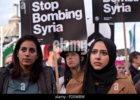 Protesta attraverso il centro di Londra per chiedere un arresto per i bombardamenti in Siria il 29 aprile 2018 Foto Stock