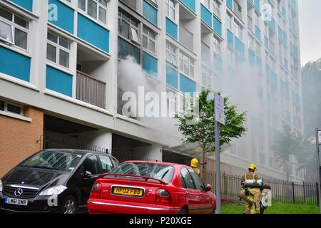 Bristol, Regno Unito. Xiii Jun, 2018. Blocco di appartamenti a fuoco visto con fumo versando a Brandon House su pozzi di Giacobbe Road. Servizi di emergenza arrivati circa ore 13.00 oggi mercoledì 13 giugno. Strada chiusa in entrambe le direzione per tutto il traffico. Credito: Robert Timoney/Alamy Live News Foto Stock