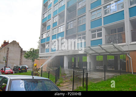 Bristol, Regno Unito. Xiii Jun, 2018. Blocco di appartamenti a fuoco visto con fumo versando a Brandon House su pozzi di Giacobbe Road. Servizi di emergenza arrivati circa ore 13.00 oggi mercoledì 13 giugno. Strada chiusa in entrambe le direzione per tutto il traffico. Credito: Robert Timoney/Alamy Live News Foto Stock