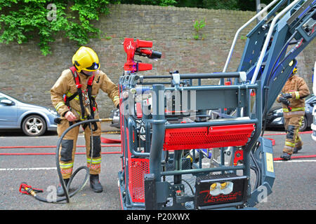 Bristol, Regno Unito. Blocco di appartamenti a fuoco visto con fumo versando a Brandon House su pozzi di Giacobbe Road. Servizi di emergenza arrivati circa ore 13.00 oggi mercoledì 13 giugno. Strada chiusa in entrambe le direzione per tutto il traffico. Credito: Robert Timoney/Alamy Live News Foto Stock