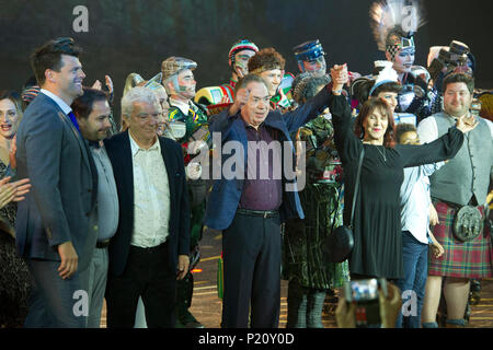 Bochum, Deutschland. 12 Giugno, 2018., Designer John Napier, compositore Andrew Lloyd Webber e coreografo Arlene PHILIPPS, ringraziare il esecutori musicali, scena dall'aggiunta del musical Starlight Express, finale applausi, standing ovation, tappeto rosso, tappeto rosso mostra, Jubilaeum 30 anni Musical Starlight Express a Bochum, Starlight Express teatro a Bochum, 12.06.2018. | Utilizzo di credito in tutto il mondo: dpa/Alamy Live News Foto Stock