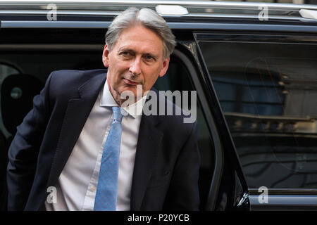 Londra, Regno Unito. 12 Giugno, 2018. Philip Hammond MP, il cancelliere dello scacchiere, arriva a 10 Downing Street dopo che il governo ha vinto voti nella Camera dei comuni in merito agli emendamenti proposti dalla House of Lords per il ritiro dell'UE Bill. Credito: Mark Kerrison/Alamy Live News Foto Stock