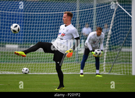 Mosca, Russia. Xiii Giugno, 2018. In Germania il portiere Marc-andré ter Stegen (L) partecipa a una sessione di formazione in vista del 2018 la Russia di Coppa del Mondo a Mosca, in Russia, il 13 giugno 2018. Credito: Liu Dawei/Xinhua/Alamy Live News Foto Stock