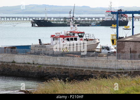 Holyhead, Anglesey, Galles UK. Mercoledì 13 Giugno 2018. Regno Unito Meteo caldo con il grigio cielo molto nuvoloso con pioggia pesante di tornitura con venti aumentando overnigth con rischio di gales temperatura. Holyhead marina sei mesi dopo la tempesta Emma Credito: michael clarke/Alamy Live News Foto Stock