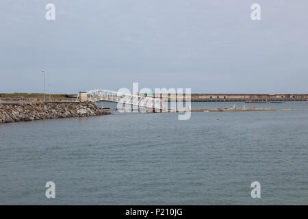 Holyhead, Anglesey, Galles UK. Mercoledì 13 Giugno 2018. Regno Unito Meteo caldo con il grigio cielo molto nuvoloso con pioggia pesante di tornitura con venti aumentando overnigth con rischio di gales temperatura. Holyhead marina sei mesi dopo la tempesta Emma Credito: michael clarke/Alamy Live News Foto Stock