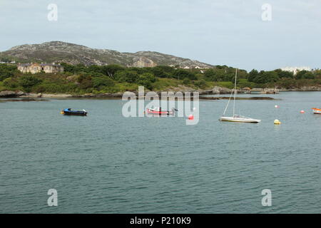 Holyhead, Anglesey, Galles UK. Mercoledì 13 Giugno 2018. Regno Unito Meteo caldo con il grigio cielo molto nuvoloso con pioggia pesante di tornitura con venti aumentando overnigth con rischio di gales temperatura. Holyhead marina sei mesi dopo la tempesta Emma Credito: michael clarke/Alamy Live News Foto Stock