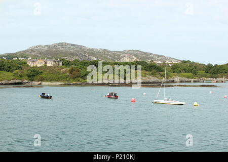 Holyhead, Anglesey, Galles UK. Mercoledì 13 Giugno 2018. Regno Unito Meteo caldo con il grigio cielo molto nuvoloso con pioggia pesante di tornitura con venti aumentando overnigth con rischio di gales temperatura. Holyhead marina sei mesi dopo la tempesta Emma Credito: michael clarke/Alamy Live News Foto Stock