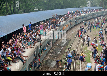 Dacca in Bangladesh - Giugno 13, 2018: popolo del Bangladesh voce ai loro rispettivi villaggi per la imminente musulmano festival religiosi Eid-ul-fitr. Al fine di prendere un treno, essi overcrowd stazioni di treno e auto oltre l'immaginazione, arrampicata su tetti o appeso su qualsiasi sporgenza in corrispondenza della loro portata. Dacca in Bangladesh. Credito: SK Hasan Ali/Alamy Live News Foto Stock