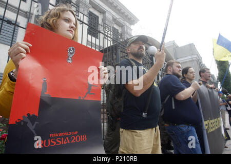 Kiev, Ucraina. Xiii Giugno, 2018. Gli attivisti ucraini detiene cartelli contro lo svolgimento della Coppa del Mondo FIFA 2018 in Russia durante un rally al supporto direttore ucraino Oleg Sentsov e ucraino altri prigionieri politici in Russia, davanti all'Ambasciata della Russia di Kiev, in Ucraina, il 13 giugno 2018. Oleg Sentsov è stato condannato da un tribunale russo su 25 Agosto 2015 da venti anni in uno stato di alta sicurezza colonia penale per ''attacchi terroristici'' in Crimea annessa dalla Russia nel mese di aprile 2014. Credito: Serg Glovny/ZUMA filo/Alamy Live News Foto Stock