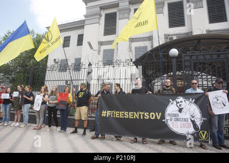 Kiev, Ucraina. Xiii Giugno, 2018. Gli attivisti ucraini detiene cartelloni per supportare il direttore ucraino Oleg Sentsov e ucraino altri prigionieri politici in Russia, davanti all'Ambasciata della Russia di Kiev, in Ucraina, il 13 giugno 2018. Oleg Sentsov è stato condannato da un tribunale russo su 25 Agosto 2015 da venti anni in uno stato di alta sicurezza colonia penale per ''attacchi terroristici'' in Crimea annessa dalla Russia nel mese di aprile 2014. Credito: Serg Glovny/ZUMA filo/Alamy Live News Foto Stock