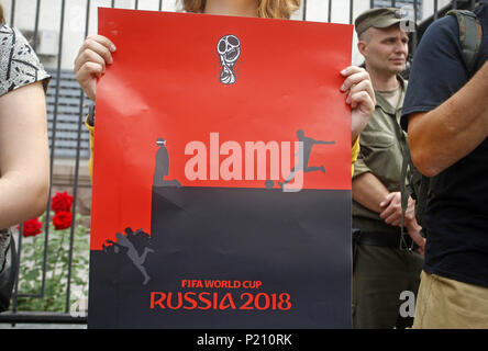 Kiev, Ucraina. Xiii Giugno, 2018. Un attivista ucraino tenere uno striscione contro lo svolgimento della Coppa del Mondo FIFA 2018 in Russia durante un rally al supporto direttore ucraino Oleg Sentsov e ucraino altri prigionieri politici in Russia, davanti all'Ambasciata della Russia di Kiev, in Ucraina, il 13 giugno 2018. Oleg Sentsov è stato condannato da un tribunale russo su 25 Agosto 2015 da venti anni in uno stato di alta sicurezza colonia penale per ''attacchi terroristici'' in Crimea annessa dalla Russia nel mese di aprile 2014. Credito: Serg Glovny/ZUMA filo/Alamy Live News Foto Stock