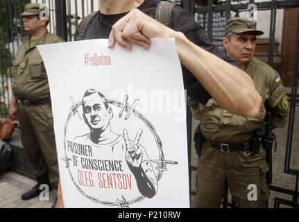 Kiev, Ucraina. Xiii Giugno, 2018. Gli attivisti ucraini detiene cartelloni per supportare il direttore ucraino Oleg Sentsov e ucraino altri prigionieri politici in Russia, davanti all'Ambasciata della Russia di Kiev, in Ucraina, il 13 giugno 2018. Oleg Sentsov è stato condannato da un tribunale russo su 25 Agosto 2015 da venti anni in uno stato di alta sicurezza colonia penale per ''attacchi terroristici'' in Crimea annessa dalla Russia nel mese di aprile 2014. Credito: Serg Glovny/ZUMA filo/Alamy Live News Foto Stock