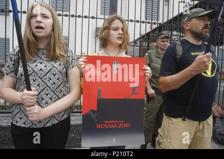 Kiev, Ucraina. Xiii Giugno, 2018. Gli attivisti ucraini detiene cartelli contro lo svolgimento della Coppa del Mondo FIFA 2018 in Russia durante un rally al supporto direttore ucraino Oleg Sentsov e ucraino altri prigionieri politici in Russia, davanti all'Ambasciata della Russia di Kiev, in Ucraina, il 13 giugno 2018. Oleg Sentsov è stato condannato da un tribunale russo su 25 Agosto 2015 da venti anni in uno stato di alta sicurezza colonia penale per ''attacchi terroristici'' in Crimea annessa dalla Russia nel mese di aprile 2014. Credito: Serg Glovny/ZUMA filo/Alamy Live News Foto Stock