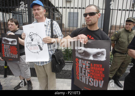 Kiev, Ucraina. Xiii Giugno, 2018. Gli attivisti ucraini detiene cartelloni per supportare il direttore ucraino Oleg Sentsov e ucraino altri prigionieri politici in Russia, davanti all'Ambasciata della Russia di Kiev, in Ucraina, il 13 giugno 2018. Oleg Sentsov è stato condannato da un tribunale russo su 25 Agosto 2015 da venti anni in uno stato di alta sicurezza colonia penale per ''attacchi terroristici'' in Crimea annessa dalla Russia nel mese di aprile 2014. Credito: Serg Glovny/ZUMA filo/Alamy Live News Foto Stock