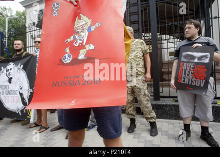 Kiev, Ucraina. Xiii Giugno, 2018. Gli attivisti ucraini detiene cartelli contro lo svolgimento della Coppa del Mondo FIFA 2018 in Russia durante un rally al supporto direttore ucraino Oleg Sentsov e ucraino altri prigionieri politici in Russia, davanti all'Ambasciata della Russia di Kiev, in Ucraina, il 13 giugno 2018. Oleg Sentsov è stato condannato da un tribunale russo su 25 Agosto 2015 da venti anni in uno stato di alta sicurezza colonia penale per ''attacchi terroristici'' in Crimea annessa dalla Russia nel mese di aprile 2014. Credito: Serg Glovny/ZUMA filo/Alamy Live News Foto Stock