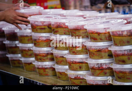 (180613) -- XUYI, 13 giugno 2018 (Xinhua) -- bocce di astaci vengono visualizzati durante un grande banchetto di gamberi in Xuyi, est cinese della provincia di Jiangsu, 13 giugno 2018. Più di 50.000 residenti e turisti hanno preso parte alla festa qui mercoledì. Gamberi di fiume-industrie correlate in Cina ha visto la forte crescita dello scorso anno come uscita totale di schizzata da 83,15 percento a 268.5 miliardi di yuan (42 miliardi di dollari) nel 2017, detto un rapporto rilasciato martedì. Un totale di 1,13 milioni di tonnellate di gamberi di fiume sono state sollevate lo scorso anno, con le province di Hubei, Anhui, Hunan, Jiangsu Jiangxi e come i grandi produttori. (Xinh Foto Stock