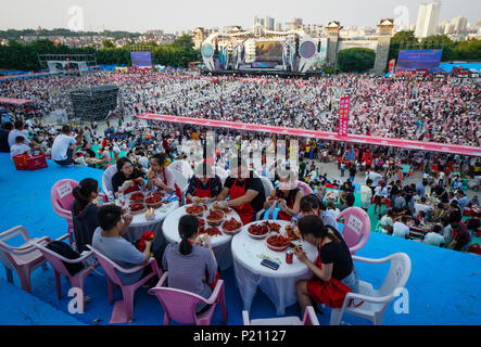 (180613) -- XUYI, 13 giugno 2018 (Xinhua) - Visitatori gusto astaci durante un grande banchetto di gamberi in Xuyi, est cinese della provincia di Jiangsu, 13 giugno 2018. Più di 50.000 residenti e turisti hanno preso parte alla festa qui mercoledì. Gamberi di fiume-industrie correlate in Cina ha visto la forte crescita dello scorso anno come uscita totale di schizzata da 83,15 percento a 268.5 miliardi di yuan (42 miliardi di dollari) nel 2017, detto un rapporto rilasciato martedì. Un totale di 1,13 milioni di tonnellate di gamberi di fiume sono state sollevate lo scorso anno, con le province di Hubei, Anhui, Hunan, Jiangsu Jiangxi e come i grandi produttori. (Xinhua/Li Xi Foto Stock