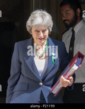 Londra, Regno Unito. Xiii Jun, 2018. Primo Ministro britannico Theresa Maggio partono da 10 Downing Street dopo il governo settimanale del riunione del gabinetto e teste per la House of Commons per PMQ,s Credito: Andy Morton/Alamy Live News Foto Stock