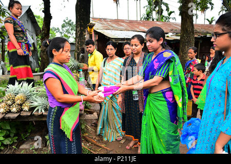 Agartala, Tripura, India. Xiii Giugno, 2018. Lavoratori di salute sono la distribuzione libera assorbenti igienici per le donne tribali e le ragazze e spiegare loro la necessità di utilizzarlo in un accampamento di salute.Man donne locali non sono utilizzando assorbenti igienici in quanto sono troppo costosi per loro di permettersi. Credito: Abhisek Saha/SOPA Immagini/ZUMA filo/Alamy Live News Foto Stock