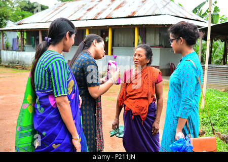 Agartala, Tripura, India. Xiii Giugno, 2018. Lavoratori di salute sono la distribuzione libera assorbenti igienici per le donne tribali e le ragazze e spiegare loro la necessità di utilizzarlo in un accampamento di salute.Man donne locali non sono utilizzando assorbenti igienici in quanto sono troppo costosi per loro di permettersi. Credito: Abhisek Saha/SOPA Immagini/ZUMA filo/Alamy Live News Foto Stock