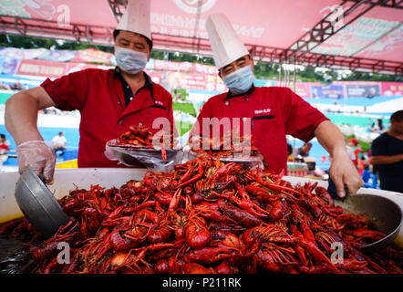 (180613) -- XUYI, 13 giugno 2018 (Xinhua) -- venditori vendono astaci durante un grande banchetto di gamberi in Xuyi, est cinese della provincia di Jiangsu, 13 giugno 2018. Più di 50.000 residenti e turisti hanno preso parte alla festa qui mercoledì. Gamberi di fiume-industrie correlate in Cina ha visto la forte crescita dello scorso anno come uscita totale di schizzata da 83,15 percento a 268.5 miliardi di yuan (42 miliardi di dollari) nel 2017, detto un rapporto rilasciato martedì. Un totale di 1,13 milioni di tonnellate di gamberi di fiume sono state sollevate lo scorso anno, con le province di Hubei, Anhui, Hunan, Jiangsu Jiangxi e come i grandi produttori. (Xinhua/Li Xian Foto Stock