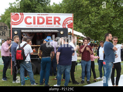 Londra, UK, 13 giugno 2018,gusto di Londra apre a Regents Park, ed è aperto fino al 17 giugno. Gusto di Londra è la vetrina definitivo della capitale i migliori ristoranti, top chef e portando cibo e bevande. Londra è più recente e più grande e più eccitanti ristoranti servono di degustatore dimensioni piatti firma, world-class chef cucinare una tempesta dal vivo sul palco e come sempre ci saranno molte opportunità di provare con mano interactive masterclass e il negozio da un array di più di 200 alimenti e bevande fornitori. Credito: Keith Larby/Alamy Live News Foto Stock