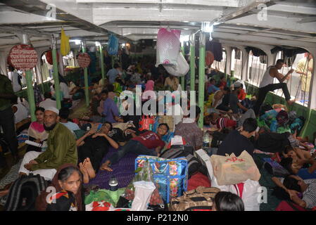 Dacca. Xiii Giugno, 2018. Un traghetto è affollata con i viaggiatori a Sadarghat Avviare terminale di Dacca, capitale del Bangladesh, il 13 giugno 2018. Un sacco di persone è andato al terminale di lancio a Dhaka il mercoledì per andare a casa per celebrare il prossimo Eid al-Fitr, la fine del il mese del Ramadan. Credito: Xinhua/Alamy Live News Foto Stock