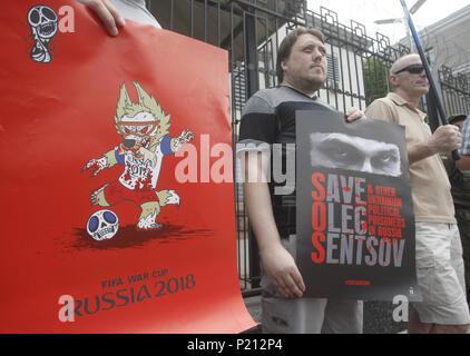 Kiev, Ucraina. Xiii Giugno, 2018. Un attivista Ucraina detiene una targhetta contro lo svolgimento della Coppa del Mondo FIFA 2018 in Russia, creato dall'artista Andrii Yermolenko, durante una manifestazione di protesta per il supporto di direttore ucraino Oleg Sentsov e ucraino altri prigionieri politici in Russia, davanti all'Ambasciata della Russia di Kiev, in Ucraina, il 13 giugno 2018. Oleg Sentsov è stato condannato da un tribunale russo su 25 Agosto 2015 da venti anni in uno stato di alta sicurezza colonia penale per ''attacchi terroristici'' in Crimea annessa dalla Russia nel mese di aprile 2014. Credito: Serg Glovny/ZUMA filo/Alamy Live News Foto Stock