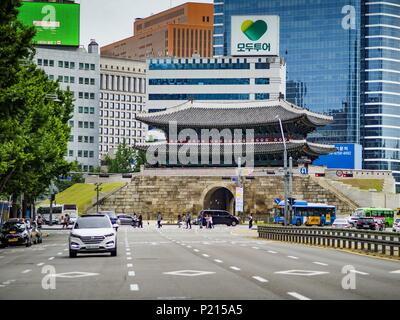 Seoul, Gyeonggi, Corea del Sud. Decimo Giugno, 2018. Mercato Namdaemun, il Sud porta grande in Seoul. Il nome ufficiale del gate è Sungnyemun, Gate di esaltato cerimonie, è una delle otto porte nel muro di fortificazione di Seoul, Corea del Sud. Il cancello è stato costruito nel 1398 ed è stato ricostruito e restaurato più volte da allora. Credit: Jack Kurtz/ZUMA filo/Alamy Live News Foto Stock
