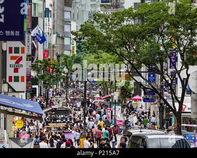 Seoul, Gyeonggi, Corea del Sud. Decimo Giugno, 2018. Domenica pomeriggio la folla a Myeong-dong Street, una vivace strada ricca di negozi in Seoul. Credit: Jack Kurtz/ZUMA filo/Alamy Live News Foto Stock