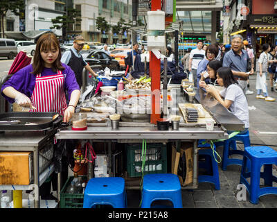 Seoul, Gyeonggi, Corea del Sud. Decimo Giugno, 2018. Un cibo di strada in stallo Myeong-dong, la strada principale dello shopping di Seoul. Credit: Jack Kurtz/ZUMA filo/Alamy Live News Foto Stock