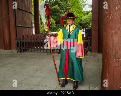 Seoul, Gyeonggi, Corea del Sud. Decimo Giugno, 2018. La cerimonia del Cambio della Guardia Palazzo Deoksugung nel centro di Seoul, vicino al municipio. La cerimonia segue una tradizione che risale a quando la Corea erano monarchi. Credit: Jack Kurtz/ZUMA filo/Alamy Live News Foto Stock