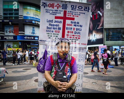 Seoul, Gyeonggi, Corea del Sud. Decimo Giugno, 2018. Un predicatore di strada a Myeong-dong, una trafficata via dello shopping a Seoul. Il cristianesimo è la seconda più grande religione in Corea del Sud. Credit: Jack Kurtz/ZUMA filo/Alamy Live News Foto Stock