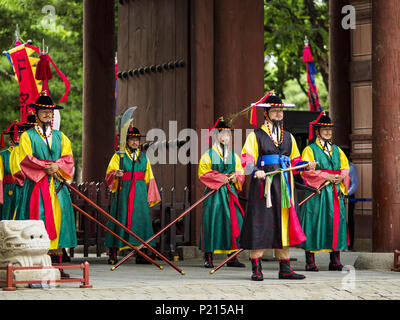 Seoul, Gyeonggi, Corea del Sud. Decimo Giugno, 2018. La cerimonia del Cambio della Guardia Palazzo Deoksugung nel centro di Seoul, vicino al municipio. La cerimonia segue una tradizione che risale a quando la Corea erano monarchi. Credit: Jack Kurtz/ZUMA filo/Alamy Live News Foto Stock