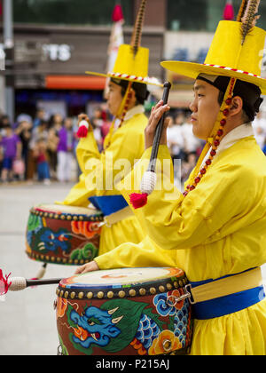 Seoul, Gyeonggi, Corea del Sud. Decimo Giugno, 2018. La cerimonia del Cambio della Guardia Palazzo Deoksugung nel centro di Seoul, vicino al municipio. La cerimonia segue una tradizione che risale a quando la Corea erano monarchi. Credit: Jack Kurtz/ZUMA filo/Alamy Live News Foto Stock