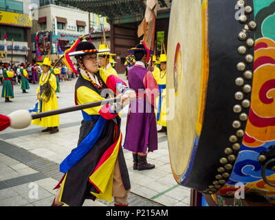 Seoul, Gyeonggi, Corea del Sud. Decimo Giugno, 2018. La cerimonia del Cambio della Guardia Palazzo Deoksugung nel centro di Seoul, vicino al municipio. La cerimonia segue una tradizione che risale a quando la Corea erano monarchi. Credit: Jack Kurtz/ZUMA filo/Alamy Live News Foto Stock