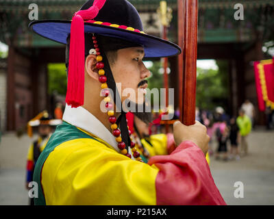 Seoul, Gyeonggi, Corea del Sud. Decimo Giugno, 2018. La cerimonia del Cambio della Guardia Palazzo Deoksugung nel centro di Seoul, vicino al municipio. La cerimonia segue una tradizione che risale a quando la Corea erano monarchi. Credit: Jack Kurtz/ZUMA filo/Alamy Live News Foto Stock