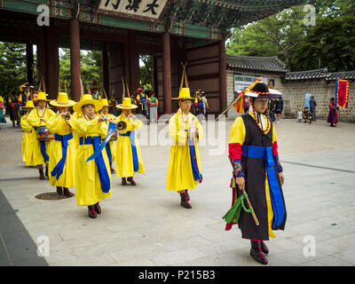 Seoul, Gyeonggi, Corea del Sud. Decimo Giugno, 2018. La cerimonia del Cambio della Guardia Palazzo Deoksugung nel centro di Seoul, vicino al municipio. La cerimonia segue una tradizione che risale a quando la Corea erano monarchi. Credit: Jack Kurtz/ZUMA filo/Alamy Live News Foto Stock