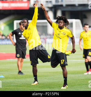 Giugno 10, 2018: Columbus Crew SC defender Lalas Abubakar (17) e Columbus Crew SC defender Jonathan Mensah (4) riscaldare prima rivolta verso Atlanta United FC in Columbus, OH, Stati Uniti d'America. Brent Clark/Alamy Live News Foto Stock