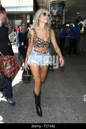 Los Angeles, Ca, Stati Uniti d'America. Xiii Giugno, 2018. Halsey visto a LAX il 13 giugno 2018. Credito: Giovanni Misa/media/punzone Alamy Live News Foto Stock