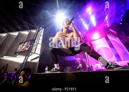 Toronto, Ontario, Canada. Xiii Giugno, 2018. Il cantante DAN REYNOLDS di American pop rock band 'immaginare draghi' esegue in fase di Budweiser in Toronto. Credito: Igor Vidyashev/ZUMA filo/Alamy Live News Foto Stock