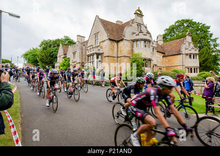 Giorno due del Grand partono da Rushden, Northamptonshire dell'OVO energia donna ciclo Tour 2018. I ciclisti partono da Hall Park nel centro di Salisbury passato Rushden Hall. Credito: GLC Pix/Alamy Live News: Rushden, Regno Unito. 14 giugno 2018. Foto Stock