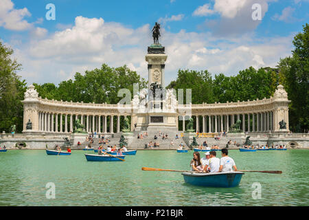 Parco di Madrid Retiro, vista su un pomeriggio estivo di giovani facendo un giro in barca sull'Estanque (lago) nel Parque del Retiro a Madrid, Spagna Foto Stock