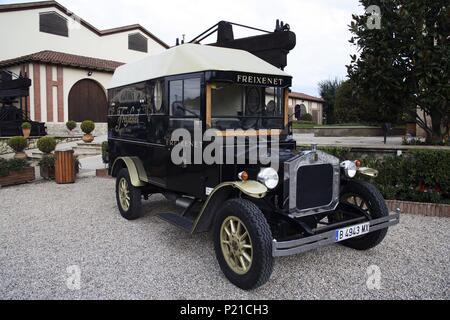 Spagna - Catalogna - Alt Penedés (distretto) - Barcellona. Sant Sadurní d'Anoia; Cavas Freixenet; coches de 'epoca'. Foto Stock