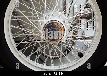 L'annata 1912 Rolls Royce Silver ghost car ruote a raggi di dettaglio a Daylesford Organic farm shop festival estivi. Daylesford, Cotswolds, REGNO UNITO Foto Stock