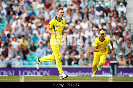 Australia's Billy Stanlake celebra il paletto di Inghilterra del Jason Roy durante una giornata internazionale della corrispondenza alla Kia ovale, Londra. Foto Stock