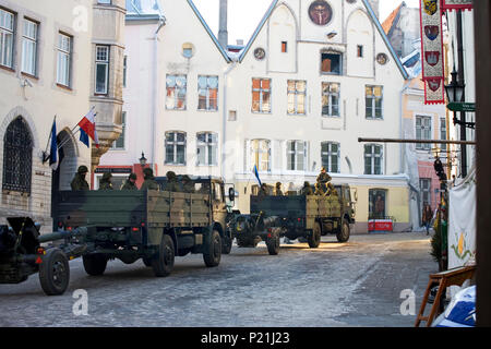 Le truppe di artiglieria e la raccolta annuale di Independence Day festival: Vana Turg, Tallinn, Estonia Foto Stock