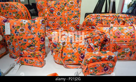 Il Vera Bradley boutique a Macy's flagship department store in Herald Square a New York lunedì 4 giugno, 2018. Vera Bradley, Inc. è prevista in relazione primo trimestre guadagni su Giugno 6, 2018 prima della campana. (Â© Richard B. Levine) Foto Stock